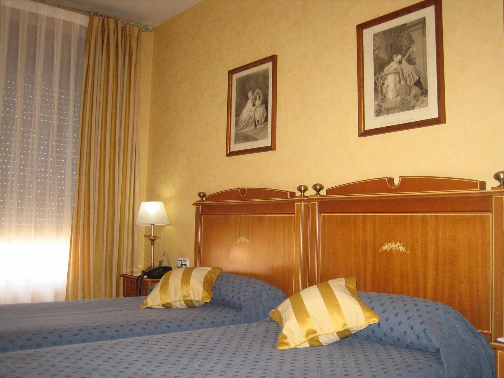 Hotel Santiago 베나벤테 외부 사진
